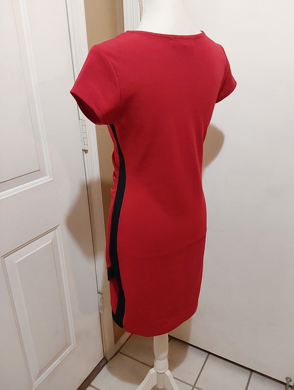 🌺 Like New Almost Famous Professional Red Dress with Black Trim - Picture 6 of 11